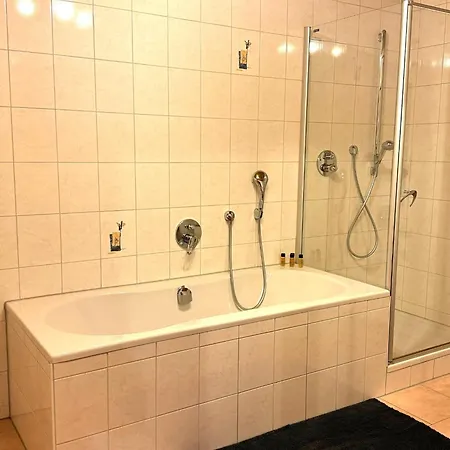 M B Homes Reutlingen2 Worker House بيت للعطل
